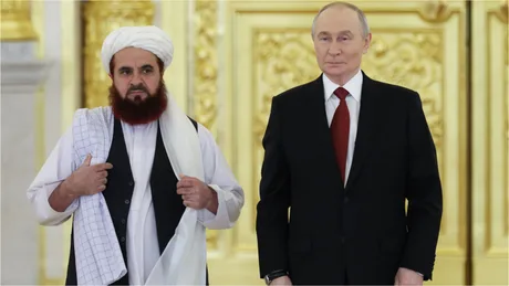 Vladimir Putin și un reprezentant taliban la Kremlin, discutând despre cooperare militară.