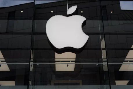 Logo-ul Apple pe fațada unei clădiri moderne.