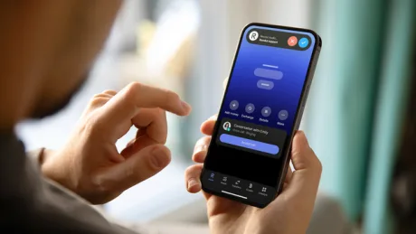 Utilizator interacționând cu aplicația Revolut pe telefonul mobil.