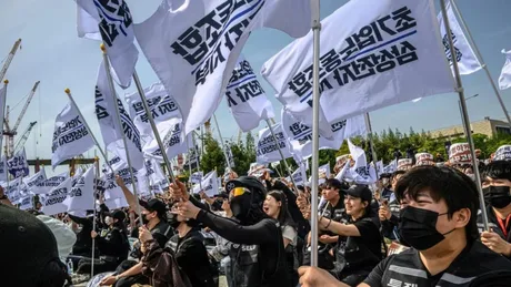 Protest al angajaților Samsung pentru egalizarea bonusurilor salariale în Suwon.