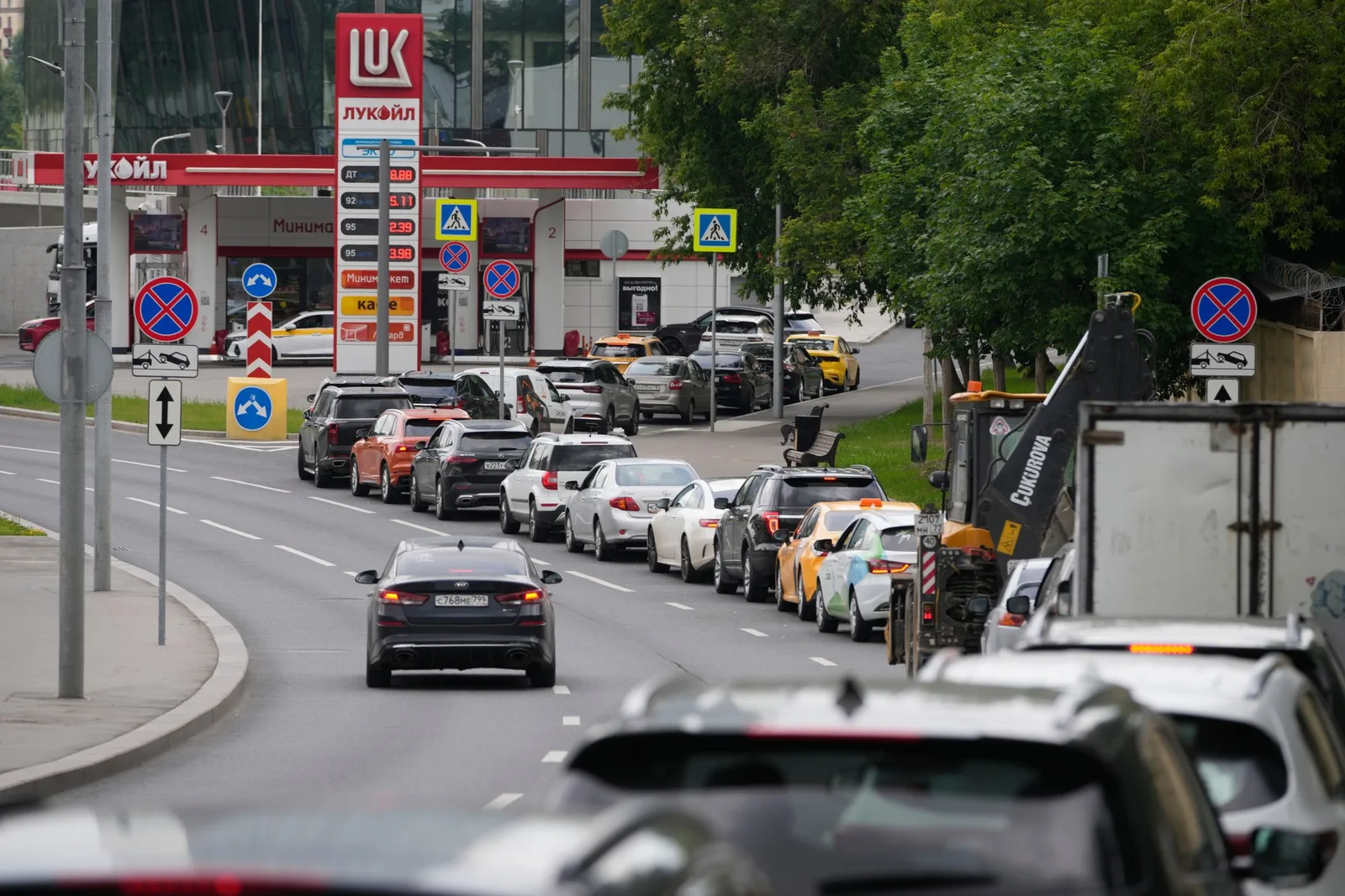 Cozi lungi la benzinării în Moscova din cauza deficitului de combustibil.
