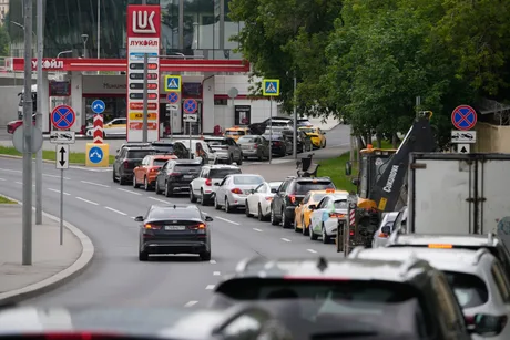 Cozi lungi la benzinării în Moscova din cauza deficitului de combustibil.