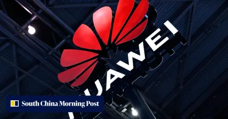 Logo-ul Huawei expus la un eveniment tehnologic important.