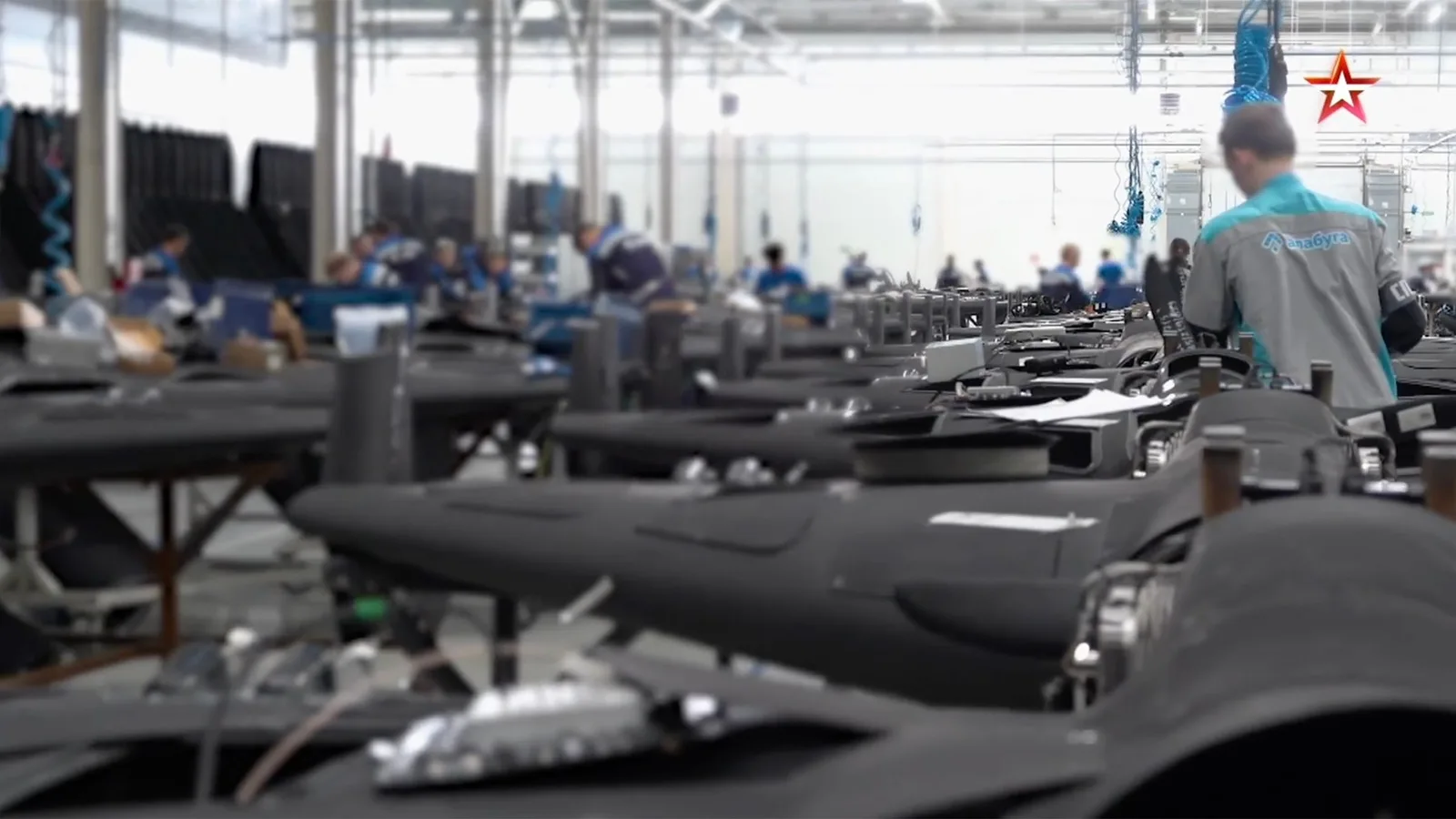 Drone cu reacție pregătite pentru lansare într-o facilitate de producție.