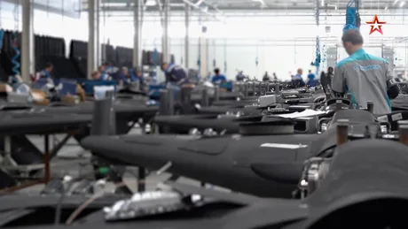 Drone cu reacție pregătite pentru lansare într-o facilitate de producție.