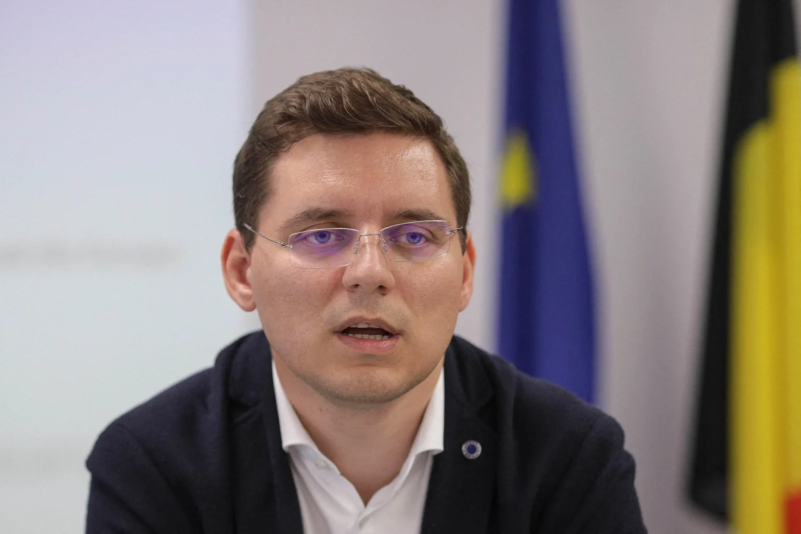 Victor Negrescu discutând despre viitorul politic al României.