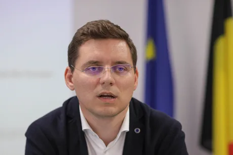 Victor Negrescu discutând despre viitorul politic al României.