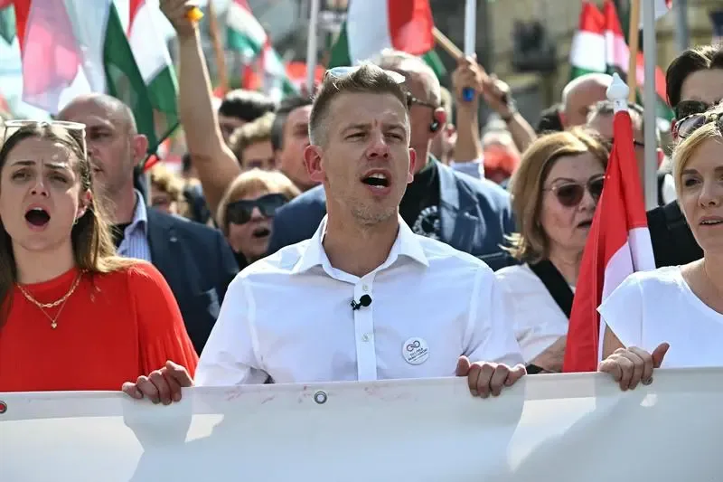 Peter Magyar vorbește despre extrădarea politicienilor polonezi la o manifestație.