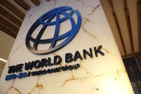 Logo-ul Băncii Mondiale pe un fundal elegant, simbolizând finanțarea globală.