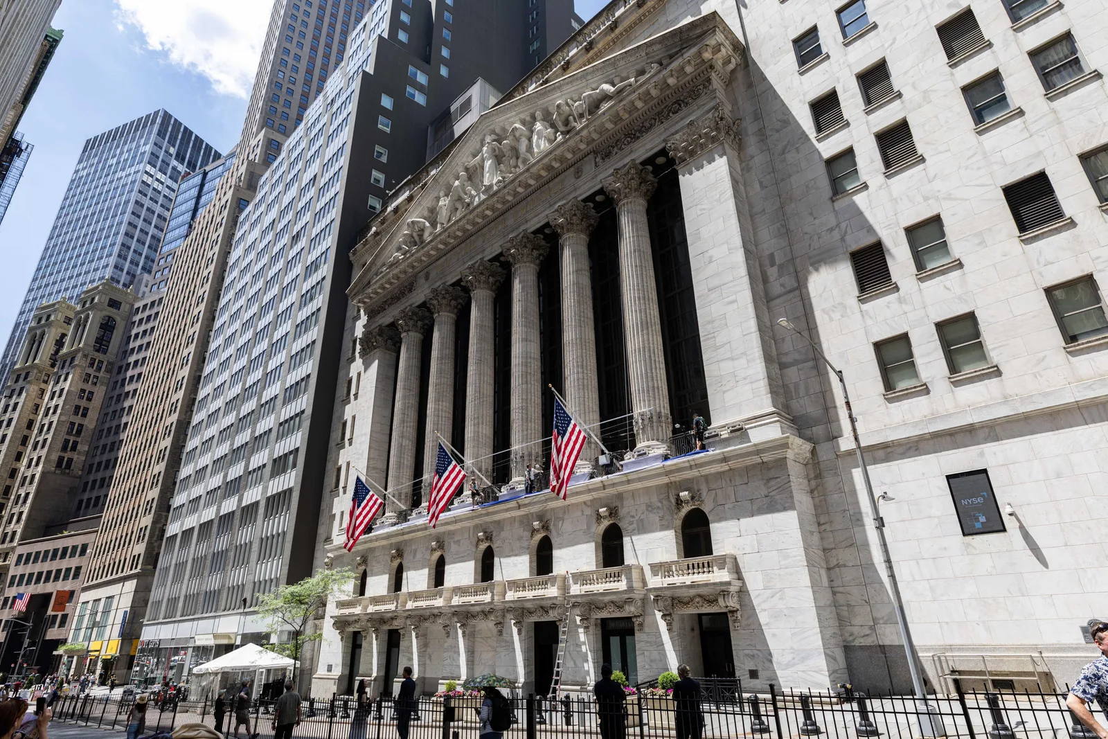 Clădirea Bursei din New York, simbol al piețelor financiare globale.