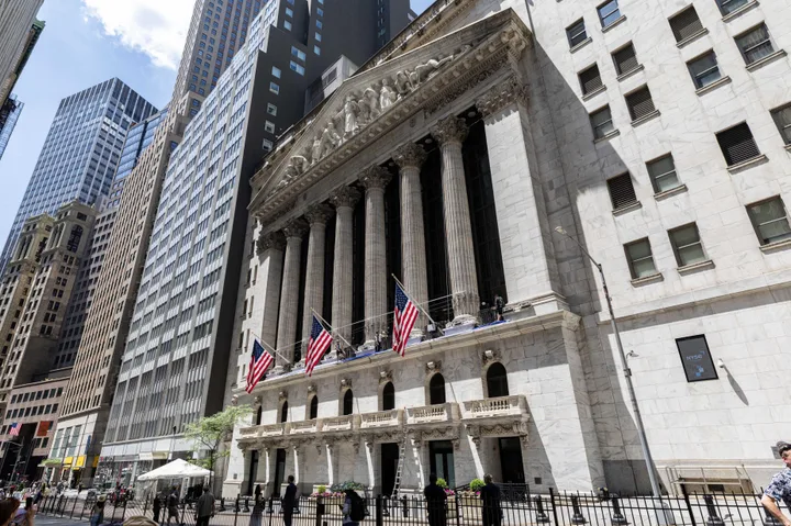Clădirea Bursei din New York, simbol al piețelor financiare globale.
