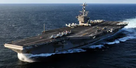 USS George Washington navighează spre Golful Persic, lăsând Pacificul fără portavion american.