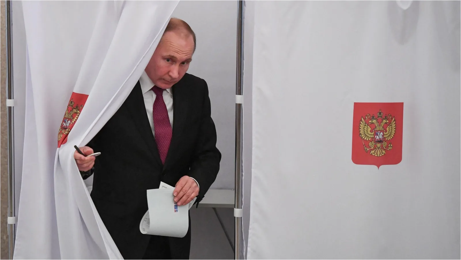 Vladimir Putin la vot, în spatele unui cort electoral.