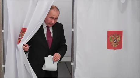 Vladimir Putin la vot, în spatele unui cort electoral.