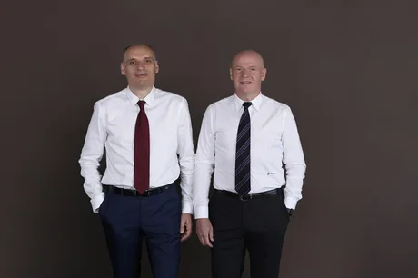 Frații Pavăl, fondatorii Dedeman, într-o prezentare oficială.