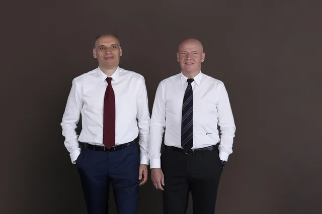 Frații Pavăl, fondatorii Dedeman, într-o prezentare oficială.
