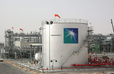 Instalație de stocare a țițeiului în Arabia Saudită, simbol al creșterii exporturilor.