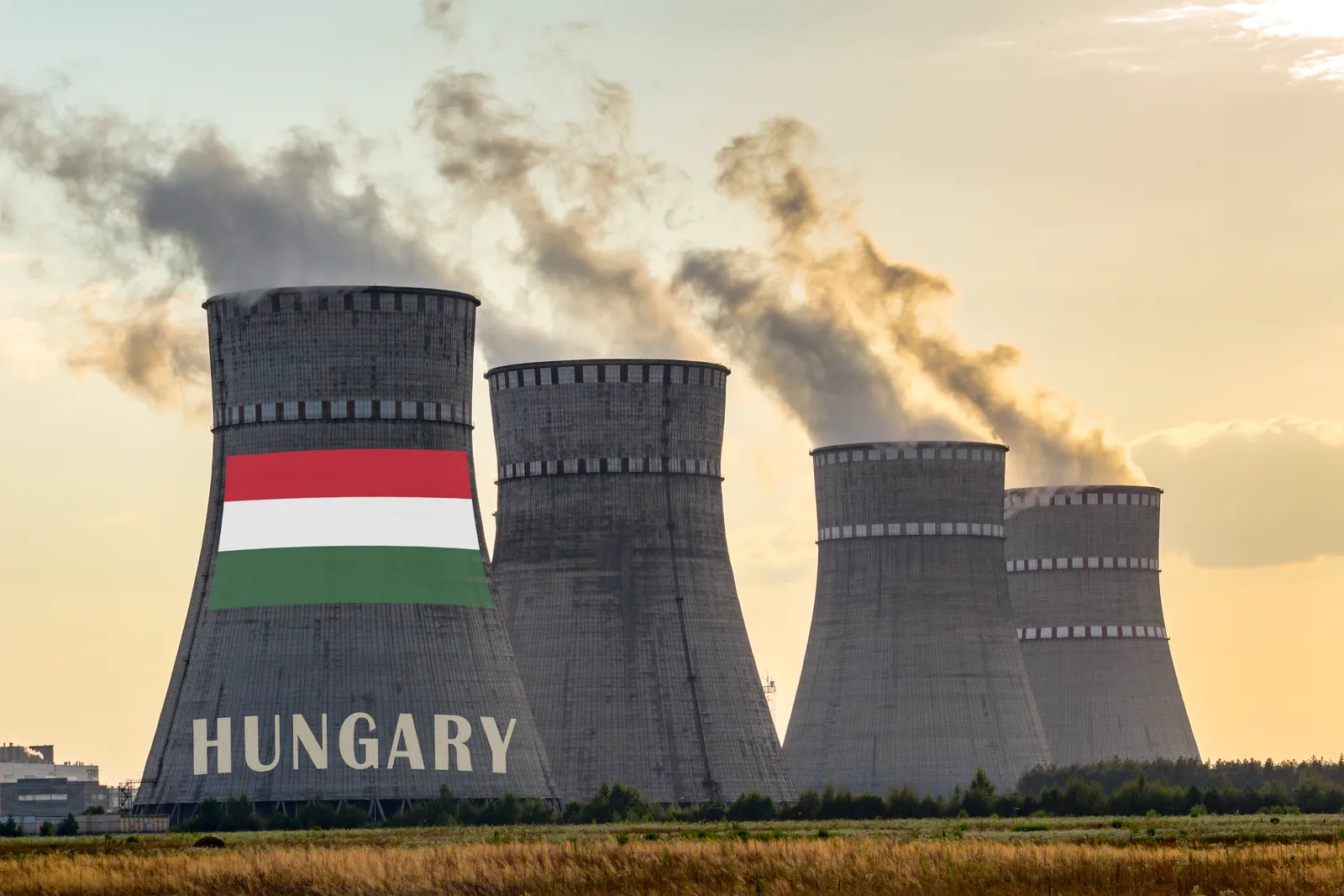 Centrala nucleară Paks din Ungaria, cu turnuri de răcire și fum.