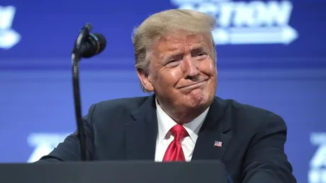 Donald Trump zâmbind în timpul unui eveniment public.