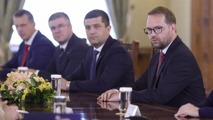 Reuniune a liderilor politici pentru negocieri guvernamentale tensionate.