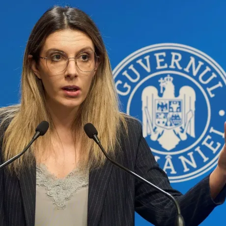 Ministra Mediului discutând despre vandalizarea echipamentelor de monitorizare.