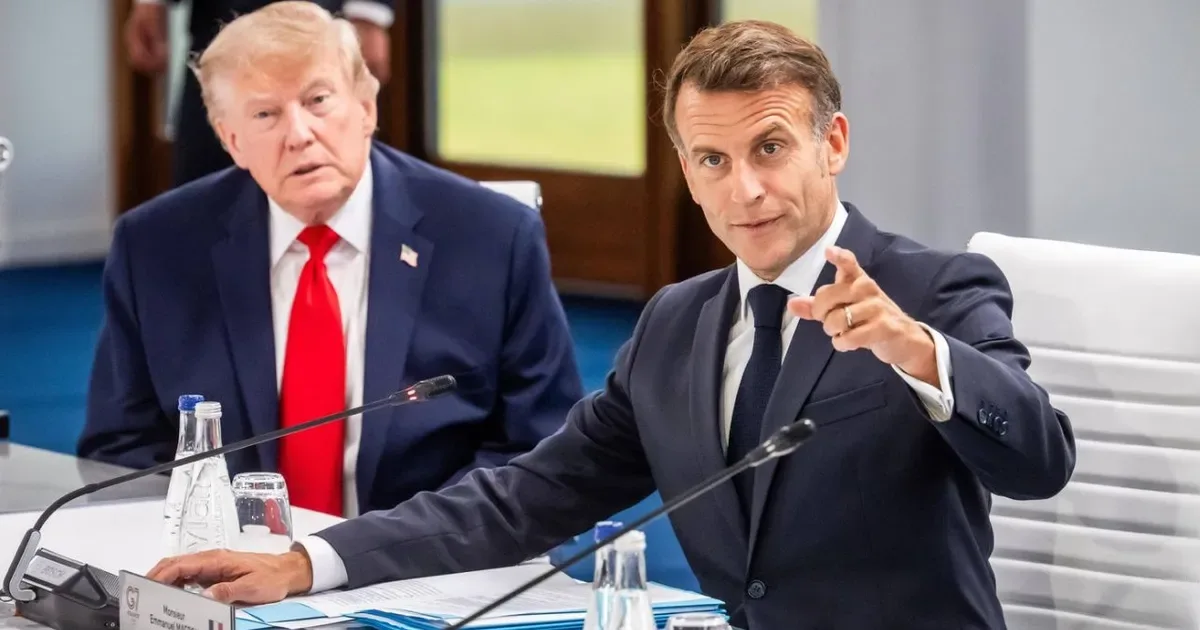 Donald Trump și Emmanuel Macron discutând despre prețul petrolului și geopolitică.