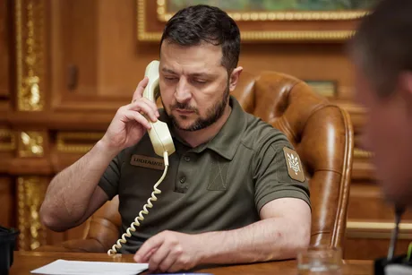 Volodimir Zelenski discutând la telefon despre cooperarea economică cu Armenia.