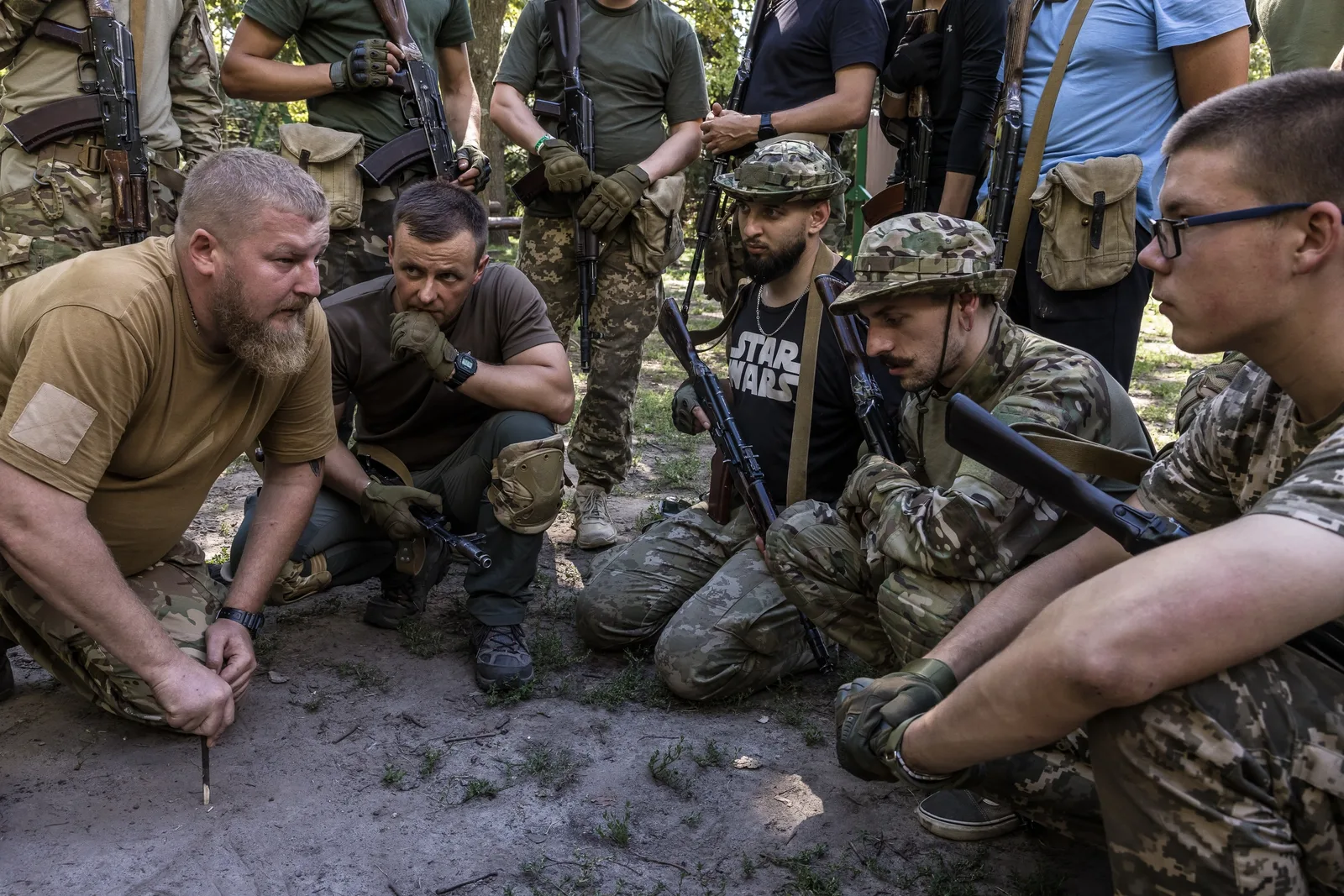 Discuții între soldați despre strategii și rotația trupelor în prima linie.