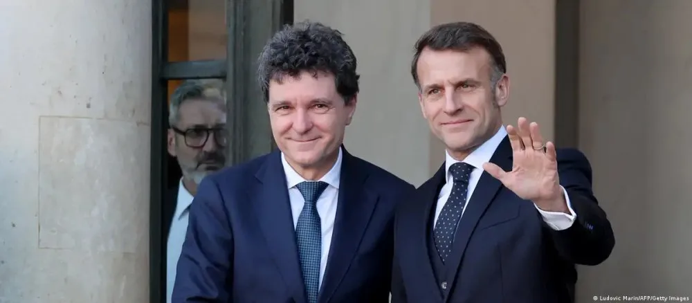 Emmanuel Macron și un oficial român discutând despre cooperarea militară.