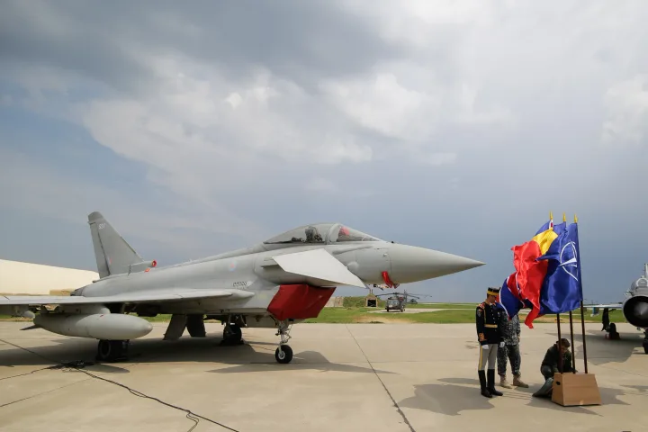 Avion militar pe pista bazei Mihail Kogălniceanu.
