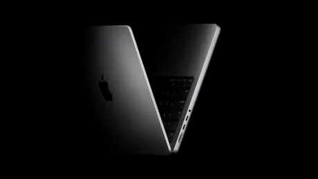 Un MacBook elegant cu un design modern și ecran tactil inovator.