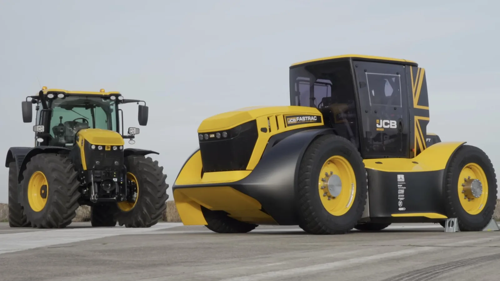 Tractorul JCB Fastrac Two, modificat pentru viteză extremă, pe pista de testare.