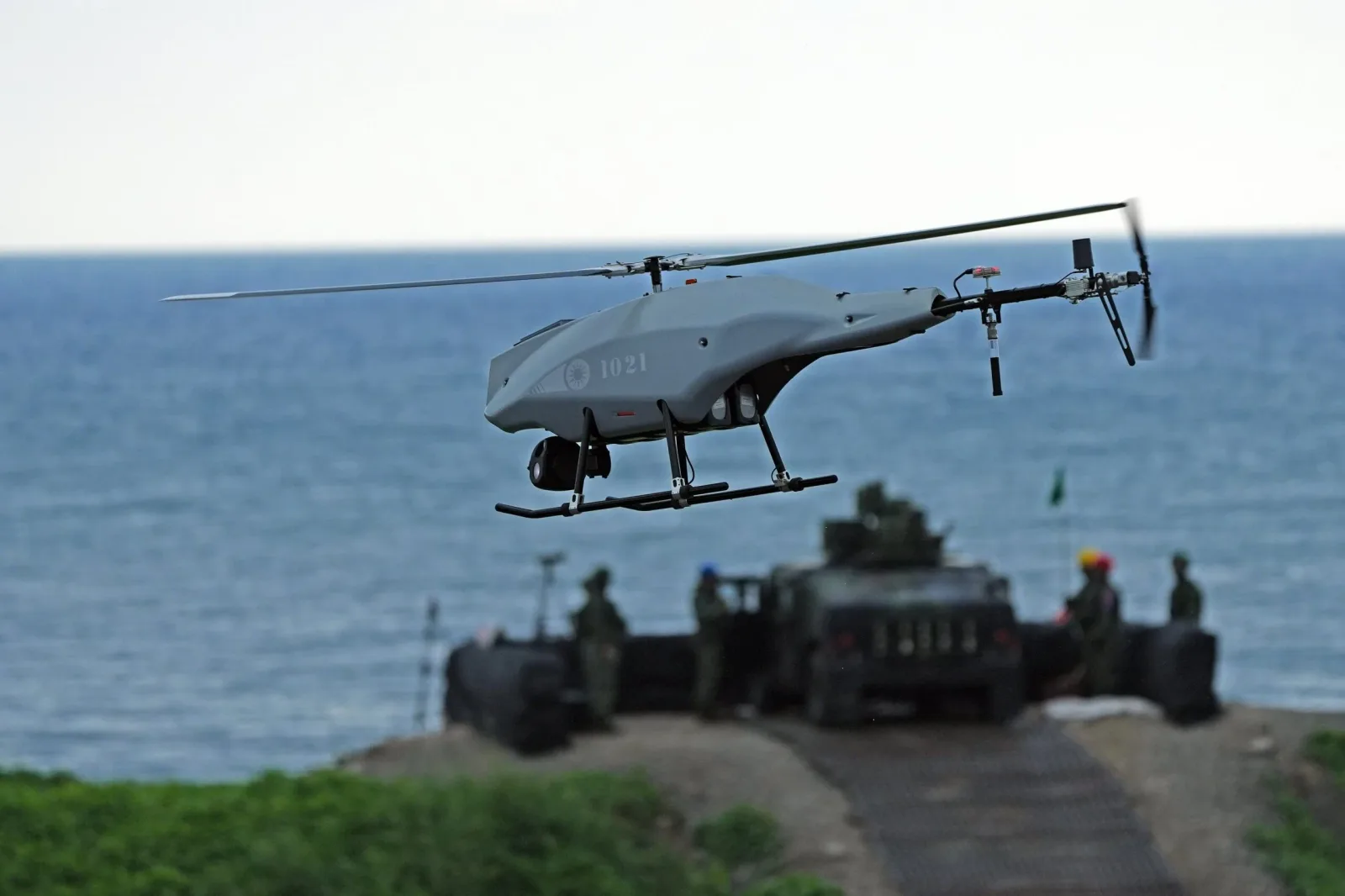 Drone militare în acțiune pe fundalul mării, demonstrând tehnologia avansată.