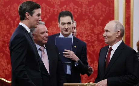 Discuții despre un plan de pace pentru Ucraina și retrageri din Donbas.