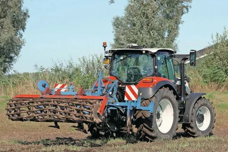 Tractor autonom pe câmp, pregătit pentru utilizare în agricultură.