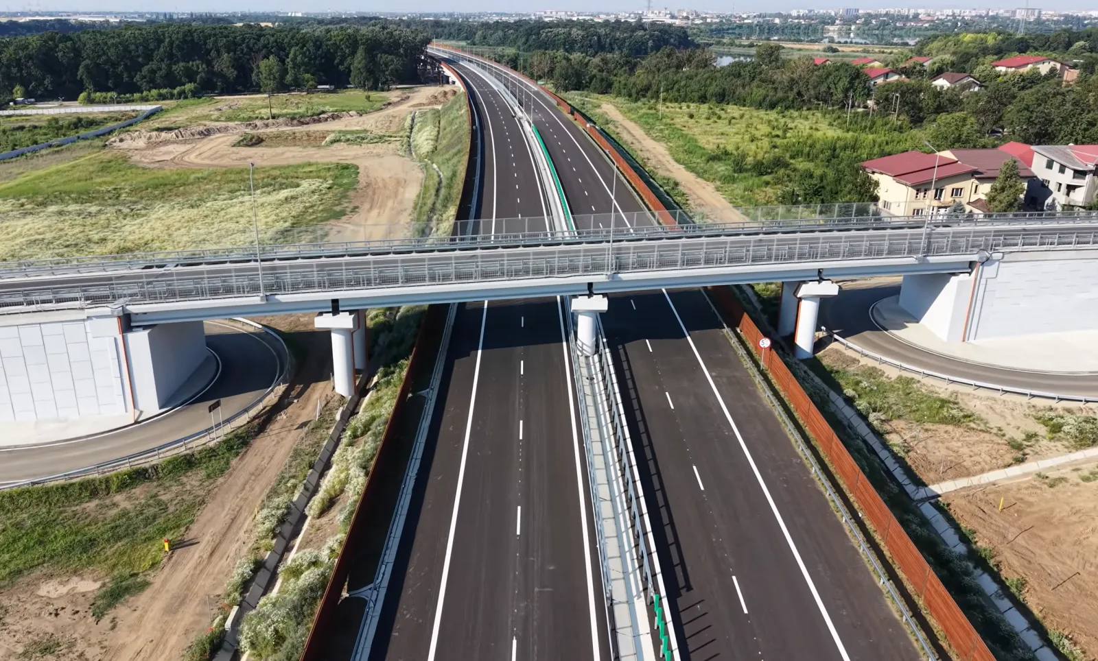 Tronson de autostradă finalizat, dar nefolosit din cauza întârzierilor administrative.