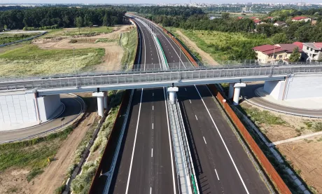 Tronson de autostradă finalizat, dar nefolosit din cauza întârzierilor administrative.