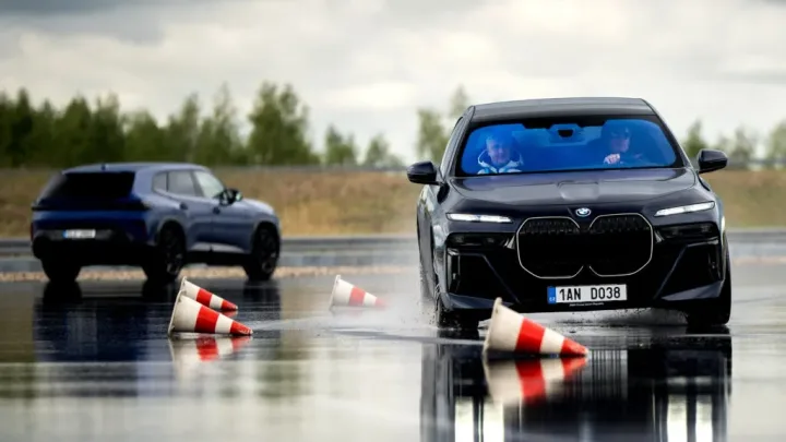 Teste comparative pentru limuzina și SUV-ul blindat BMW la Sokolov.