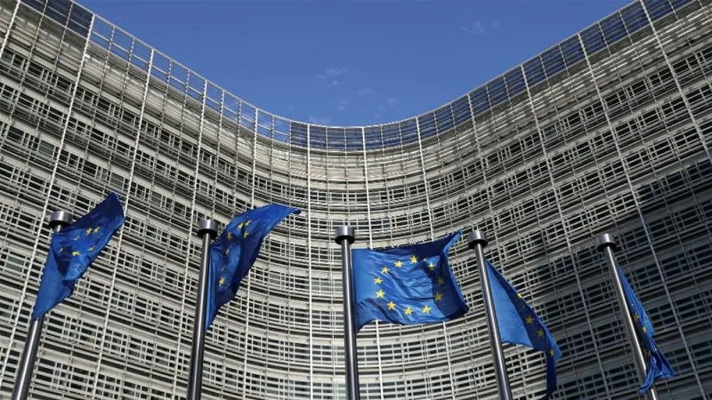 Sediul Comisiei Europene cu steaguri ale Uniunii Europene în față.