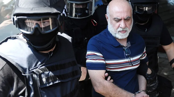 Omar Hayssam însoțit de forțele de ordine, după eliberarea condiționată.