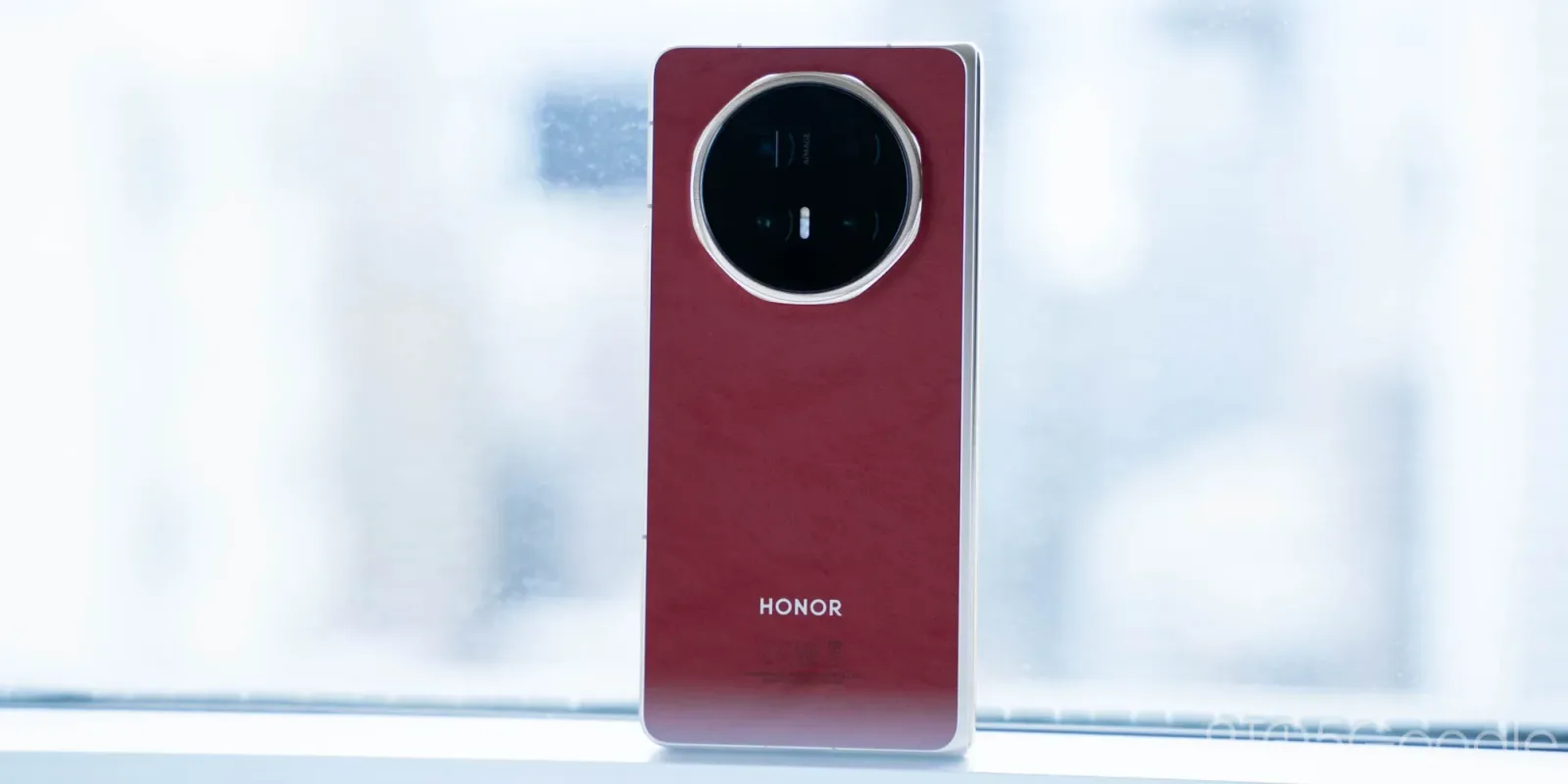 Telefon Honor cu design modern și cameră rotundă, evidențiind bateria mare.