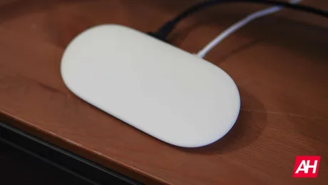 Dispozitiv Google TV Streamer pe un birou, pregătit pentru interacțiuni inteligente.