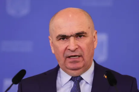Măsurarea tensiunii pe un panou fotovoltaic instalat.