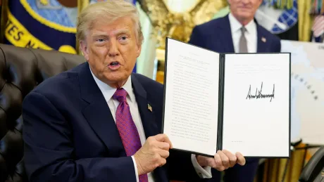 Donald Trump semnează un decret controversat în biroul său.