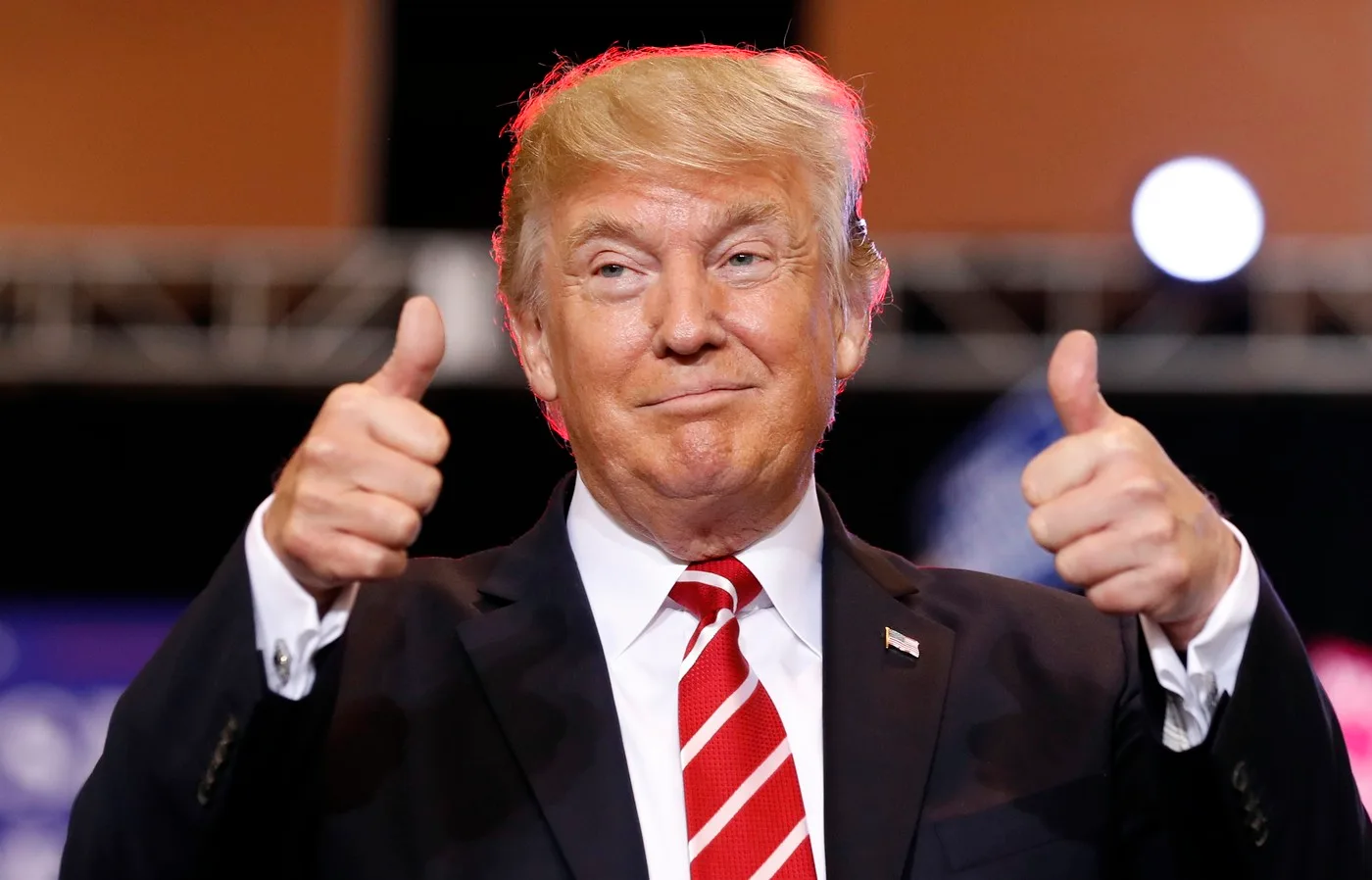 Donald Trump zâmbind și făcând semnul OK cu mâinile.
