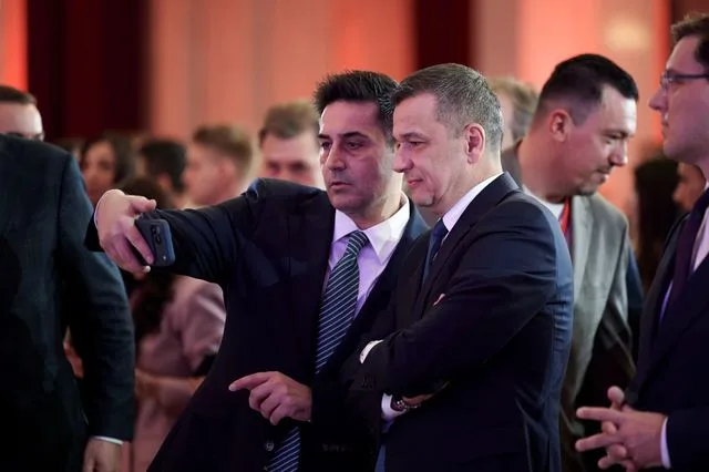 Claudiu Manda și un coleg discutând la un eveniment politic.