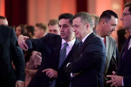 Claudiu Manda și un coleg discutând la un eveniment politic.