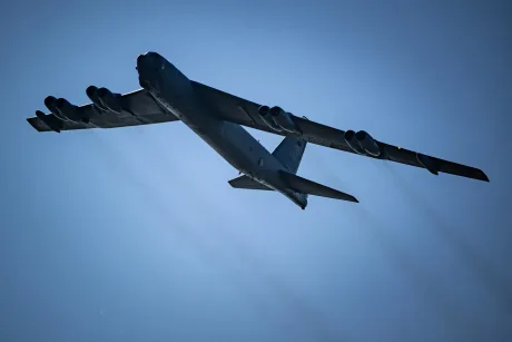 Avion militar american în zbor, simbol al securității NATO.