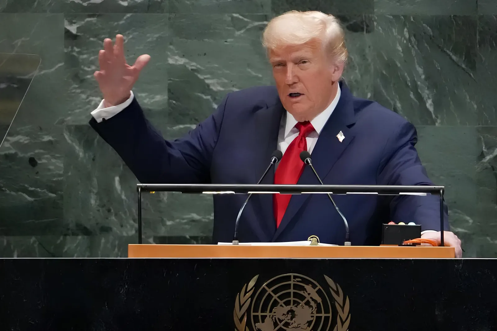 Donald Trump discută despre invocarea Articolului 5 în contextul NATO.
