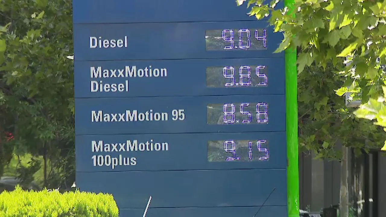 Prețurile la benzină au scăzut, dar efectele se vor simți mai târziu.